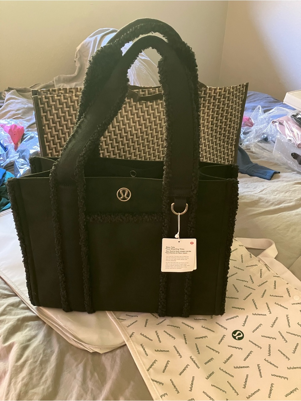 NWT Lululemon  Boxy Tote *Faux Shearling Trims, 10 L, BLACK